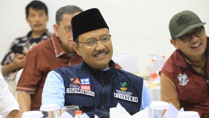 **Mensos Gus Ipul Gelar Rapat di Hari Libur, Evaluasi Sekolah Rakyat dalam Dua Pekan Pertama**