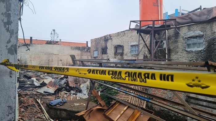 Kondisi Terkini Usai Kebakaran Lenteng Agung: Rumah Roboh, Ada Garis Polisi - Update 1