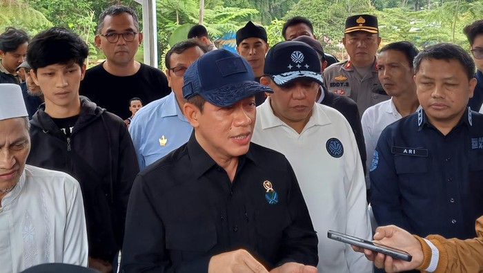 **Menteri LH Minta Investor Setop Bangun Vila di Puncak: Investasi Pohon untuk Lindungi Ekosistem Cisarua**