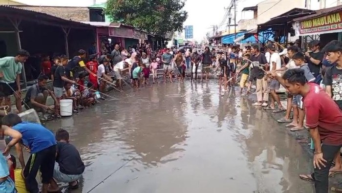 Warga Deli Serdang Protes Jalan Rusak dengan Aksi Memancing di Kubangan, Pemkab Minta Bersabar