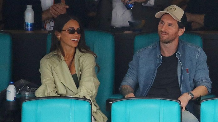 **Lionel Messi dan Istrinya Jadi Sorotan di Konser Coldplay, Ini Kisahnya!**