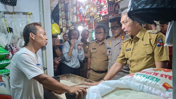 Sidak Pasar Sukasari, Walkot Bogor Pastikan Tak Ada Beras Oplosan - Update 1
