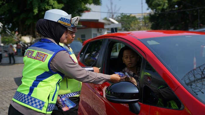 **Warga Jateng Dapat Hadiah Helm dan Stiker, Inikah Imbalan atas Ketepatan Bayar Pajak Kendaraan?**