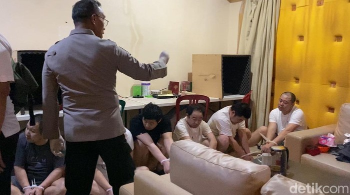 Markas Scammer Online di Jaksel Terbongkar, Belasan Warga China Tersandera!