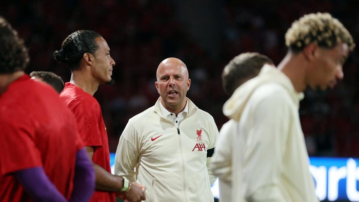 **Arne Slot: Liverpool Kembali ke Kerja Keras Setelah Gelar Ke-20**
