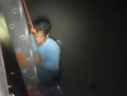 Pria di Jakbar Tercebur Kali saat Santai Pulang Kerja, Damkar Cepat Tanggap