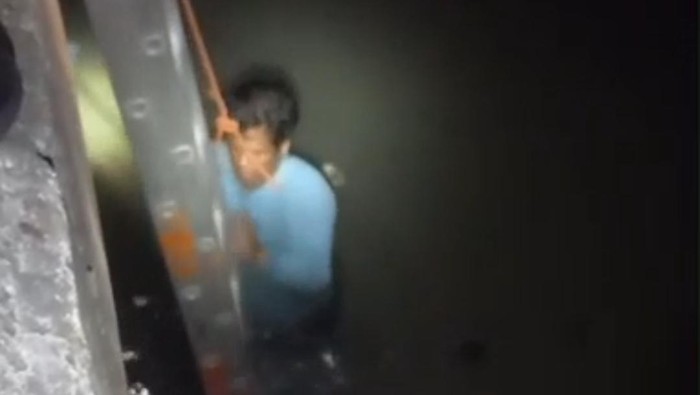 Pria di Jakbar Tercebur Kali saat Santai Pulang Kerja, Damkar Cepat Tanggap