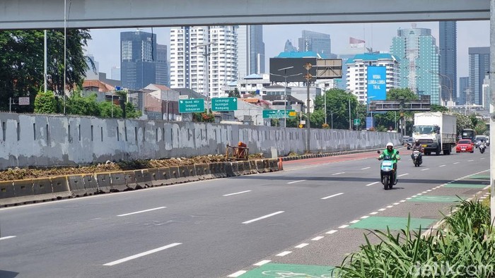 **Penampakan Separator TransJ Koridor 9 Rusak Gegara Sering Ditabrak Mobil, Ancam Keselamatan Pengguna Jalan!**
