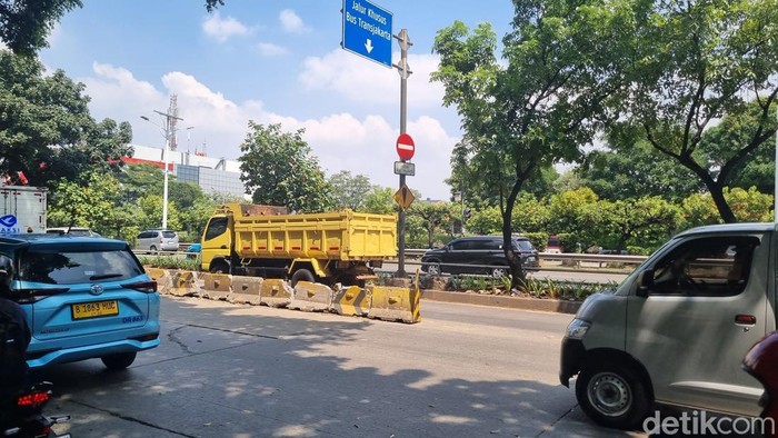 Ketidaksengataan Penerangan di TransJ Koridor 9, Warga Duga Mobil Tabrak Separator
