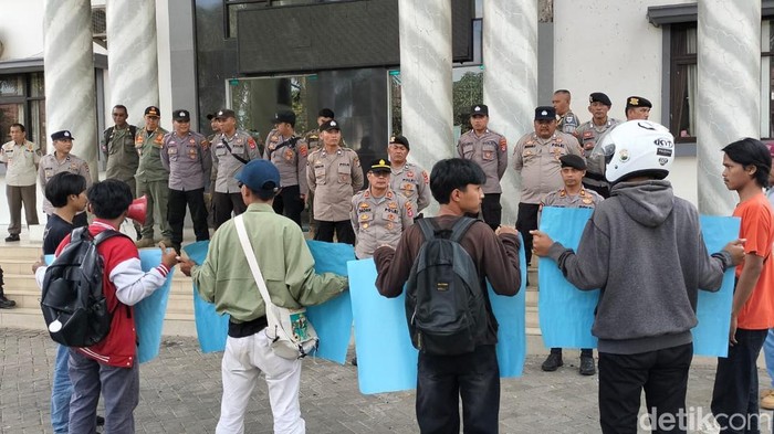 Mahasiswa Demo Kantor Bupati Pandeglang, Kritik MoU Tampung Sampah Tangsel - Update 1