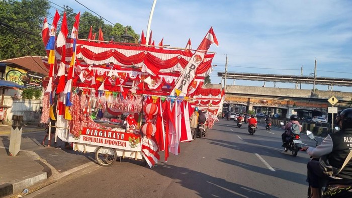 HUT ke-80 RI, Matraman Jadi Tempat Berburu Bendera Merah Putih