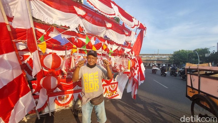**Cerita Pedagang Bendera di Matraman Jaktim: Pesanan 100 Meter Sebelum HUT RI**