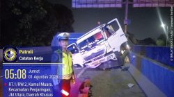 “Sopir Ngantuk, Truk Terguling di Tol Soetta: Kecelakaan Mengerikan di KM 25”