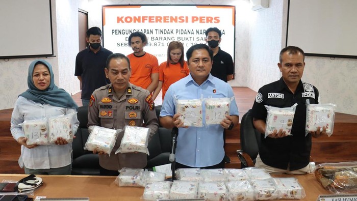 Operasi Narkoba di Riau: Pasutri Bawa 19,87 Kg Sabu Dibekuk di Parkiran Mal - Update 1