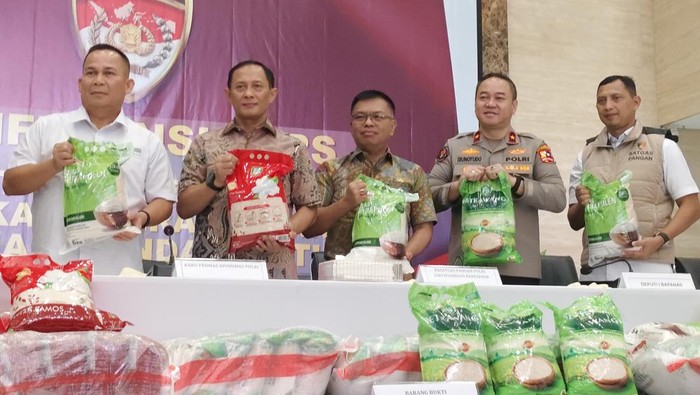 Satgas Pangan Sita 132 Ton Beras Oplosan dari Food Station - Update 1