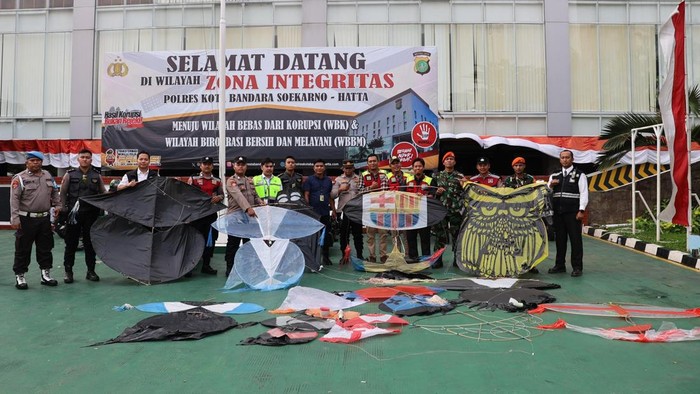**Puluhan Layangan Diamankan di Bandara Soetta, Termasuk yang Berlampu LED**