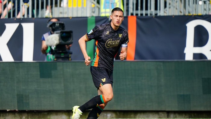 **Alasan Genoa Berdesakan untuk Dapatkan Jay Idzes, Kapten Venezia dan Timnas Indonesia**