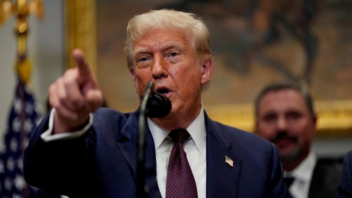 **Ribut dengan Eks Presiden Rusia, Trump Kerahkan 2 Kapal Selam Nuklir! Konfrontasi Berbahaya di Medsos?**