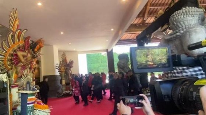 **Lambaian Mega-Puan di Kongres Hari Kedua Usai Penetapan Ketum: Simbol Keberanian dan Tradisi**
