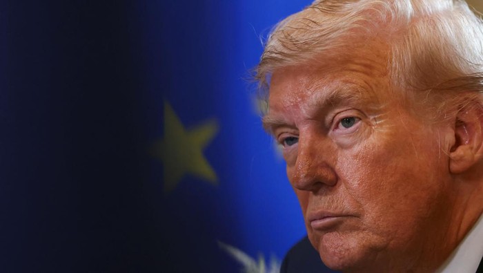 Warga Brasil Melemparkan Api ke Patung Trump, Marah Tarif 50%