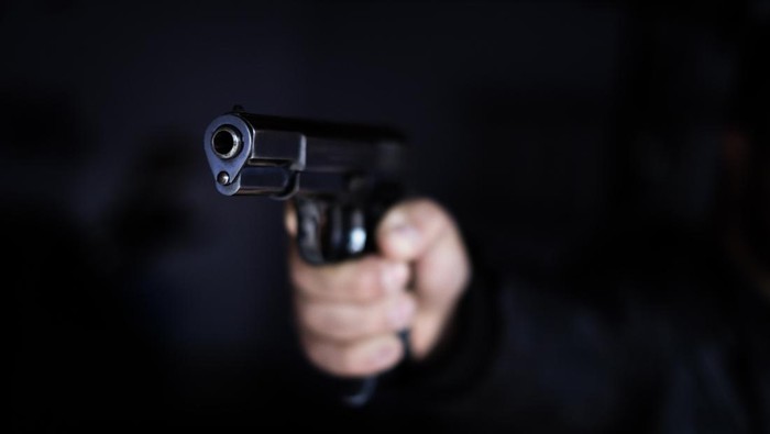 Pria Tidak Dikenal dengan Pistol Menyebabkan Kericuhan di Tangsel: Video Viral Mengejutkan