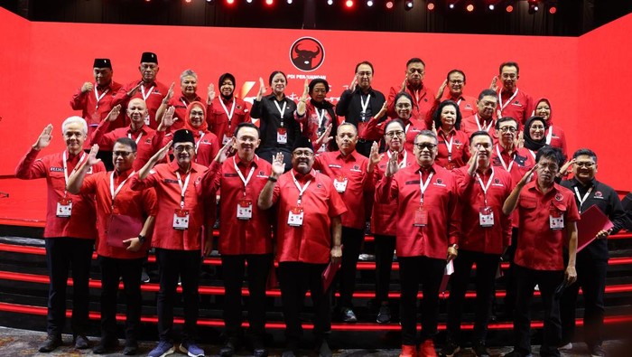 **Megawati Lilikkan Api, Tak Ada Nama Hasto dalam Struktur PDIP yang Dilantik di Bali**