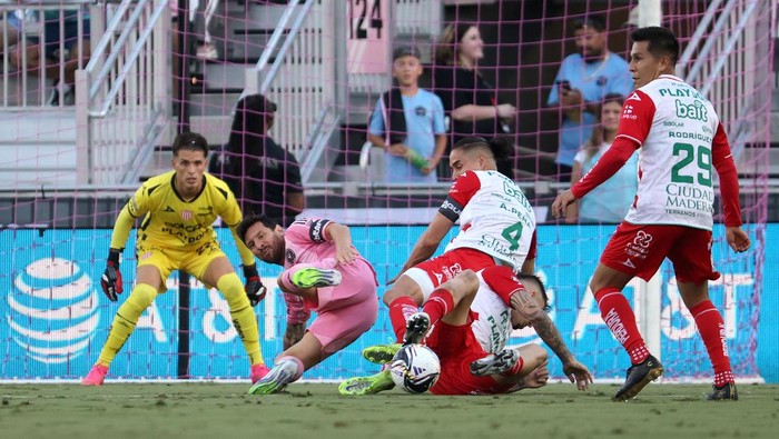 **Lionel Messi Cedera usai Diredam 3 Pemain Necaxa dalam Duel Leagues Cup**