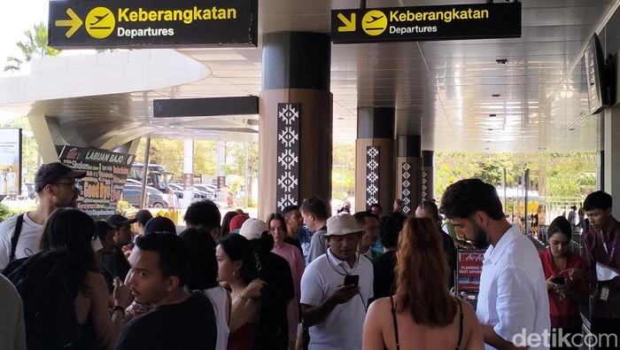 Berita Utama: 3.263 Penumpang Bandara Komodo Terjebak Akibat Erupsi Lewotobi