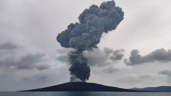 Gunung 'Dormant' 450 Tahun di Rusia Meletus 4 Hari Usai Gempa Dashyat, Menyisakan Pertanyaan Besar!