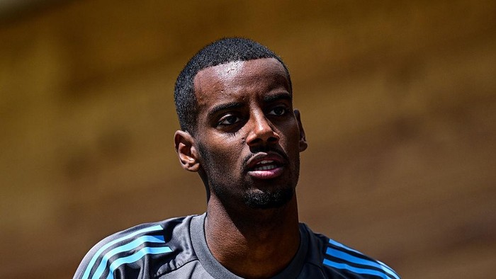 Isak Kembali ke Newcastle, Tinggal Tunggu Kepastian? Drama Transfer yang Mendebarkan!