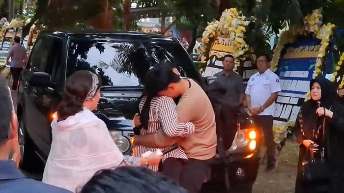 Tangis Putra Marsma Fajar, Akmal, Pecah Saat Hadiri Rumah Duka, Langsung Peluk Ibunda