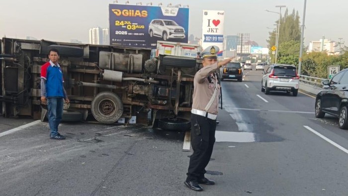 Truk Terbalik di Tol Sedyatmo Arah Tomang, Petugas Evakuasi Siaga