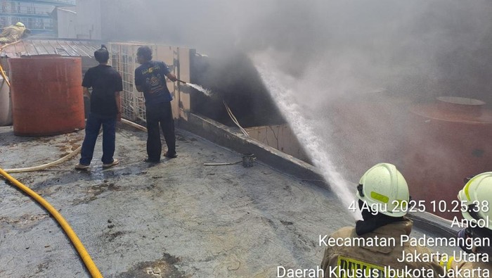 Ruko di Lantai 5 Mangga Dua Kebakaran, 12 Mobil Damkar Meluncur: Api Menyerang Pusat Perdagangan!