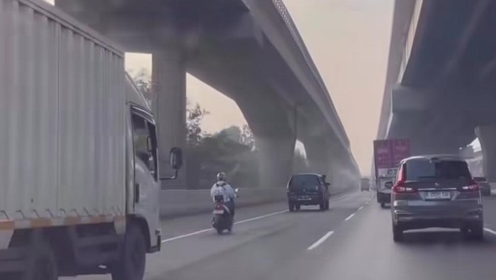 Pemotor Tanpa SIM Nyelonong Masuk Tol Japek Saat Cari Kerja, Ditegur Polisi