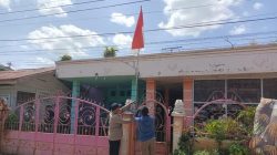 Polres Dumai Berikan Warna Merah Putih di HUT RI dengan Bendera di Rumah Warga