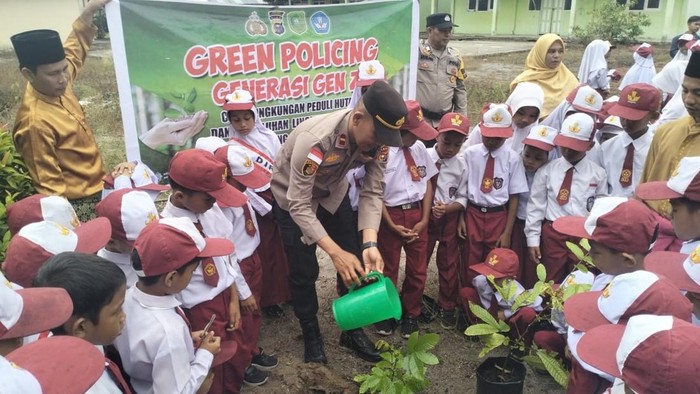 Polisi Meranti: Jadi Pembina Upacara, Ajak Siswa SD Tanam Pohon, Perkuat Generasi Peduli Lingkungan!