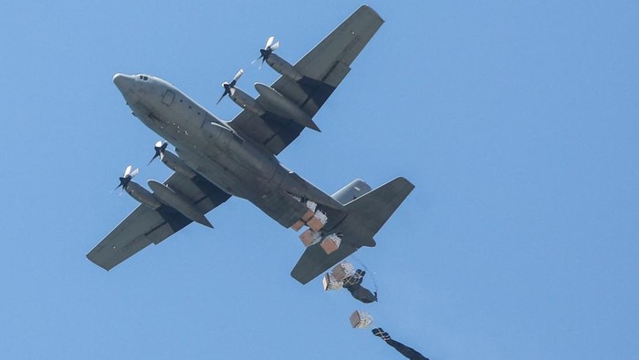 Militer Israel Terima Bantuan 120 Paket dari 6 Negara untuk Gaza Lewat Udara