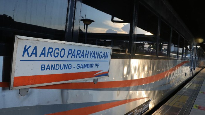 KRL Anjlok di Jakarta Kota, KA Argo Parahyangan Sempat Kena Dampak - Update 1