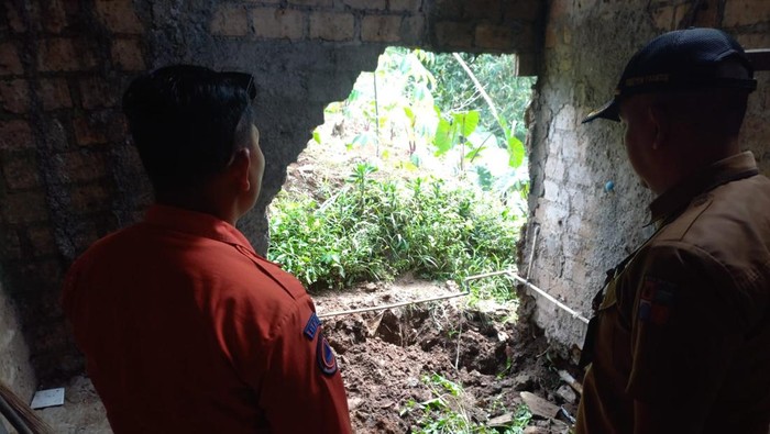 Tanah Amblas Imbas Hujan Deras di Bogor, 1 Unit Rumah Ambruk: Tragedi yang Mengingatkan pada Ancaman Bencana