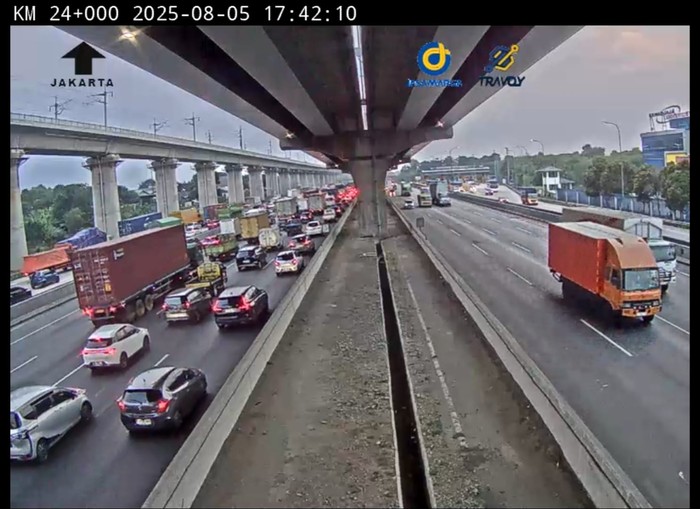 Brio dan Truk Kecelakaan Tutup 2 Lajur Tol Japek, Arus Lalin Jakarta Terganggu!