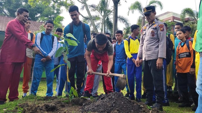 Ratusan Siswa SMK Riau Tanam Pohon, Pupuk Semangat untuk Masa Depan yang Lebih Hijau