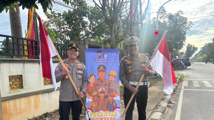 Polres Kuansing Turun ke Jalan Ajak Warga Kibarkan Merah Putih Jelang HUT RI - Update 1