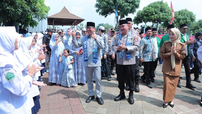 Mendes Yandri: Kabarharkam Jadi Pemacu Para Santri Kerja Keras - Alternatif 1