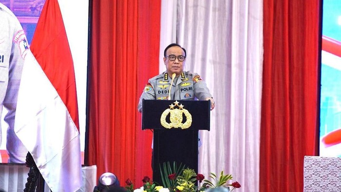 Daftar Lengkap Mutasi Polri: Komjen Dedi Wakapolri, Irjen Asep Edi Kapolda Metro - Alternatif 1