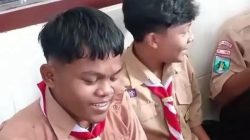 **”Salut! Siswa SMK di Kediri Patungan Ganti Sepatu Teman yang Bolong, Video Ini Bikin Haru!”**