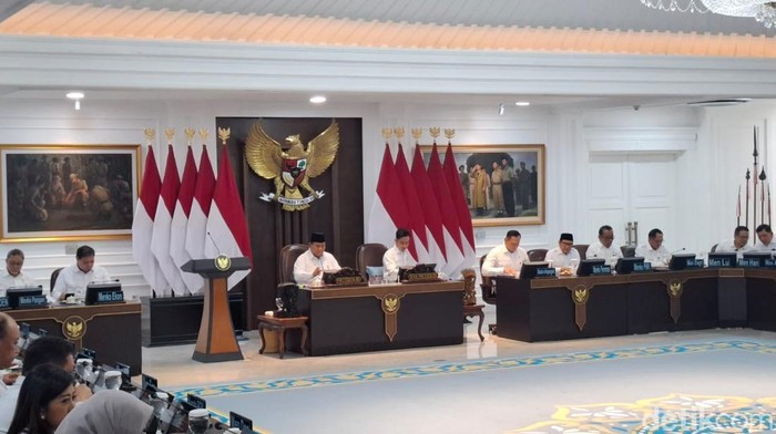 Prabowo Subianto Praises Jokowi's Smooth Transition in Food Production, Highlighting National Security