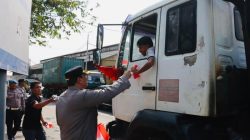 **Peringatan HUT ke-80 RI, Polres Priok Berikan Bendera Merah Putih kepada Masyarakat**