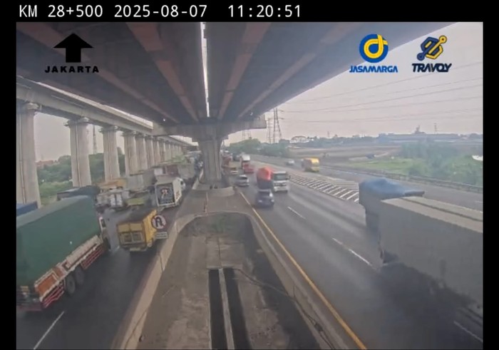 Truk Terguling di Tol Japek, Lalin Macet di Km 27 Arah Jakarta