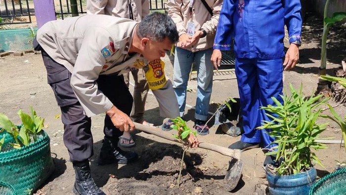 Polisi dan Mahasiswa 'Green Policing' Ajak Warga Siak Cegah Perusakan Lingkungan dengan Menanam Pohon