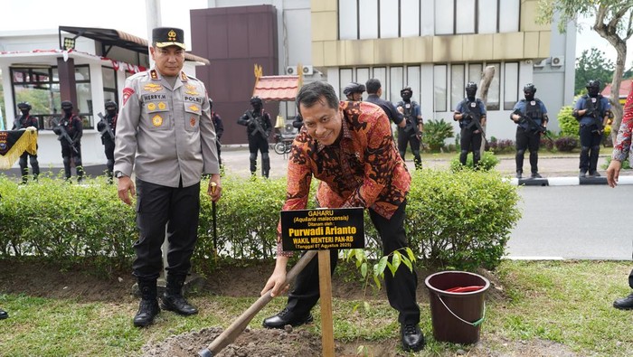 [Contoh Judul yang Menarik]